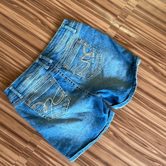 WALLFLOWER Distressed Jean Shorts Size 13 - Picture 5 of 9